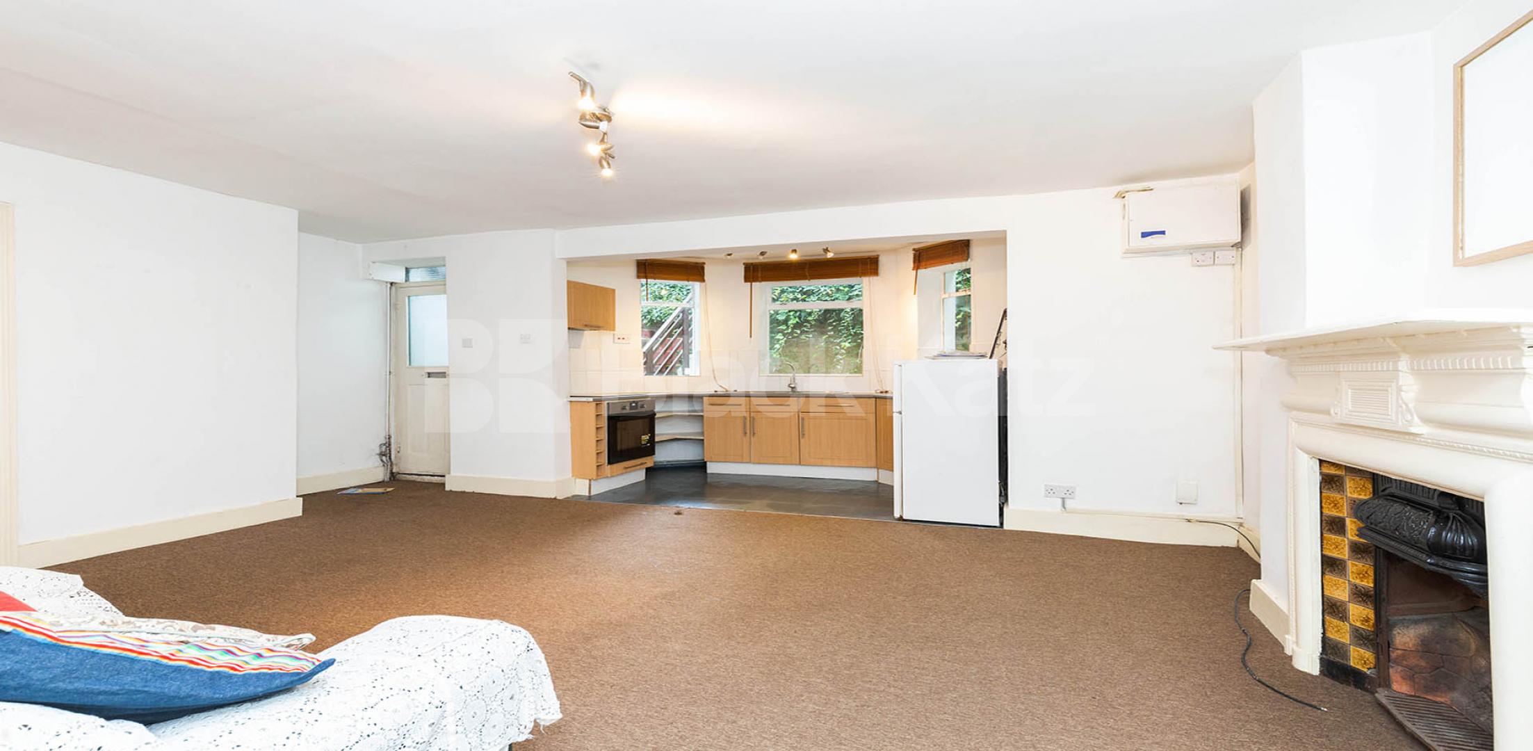 			FANTASTIC SPACIOUS GARDEN FLAT, 1 Bedroom, 1 bath, 1 reception Flat			 Stapleton Hall Road, FINSBURY PARK-STROUD GREEN